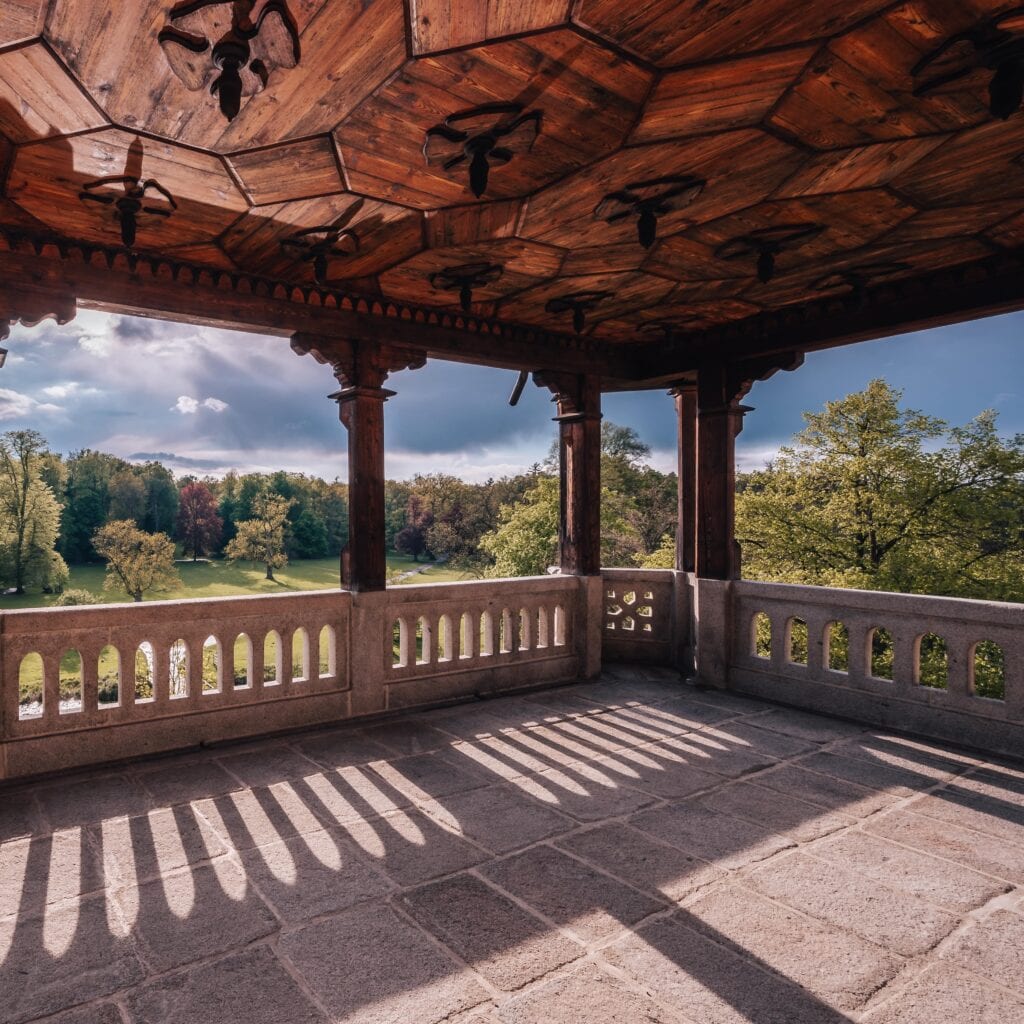 Castle interiors - From the Middle Ages through the Present