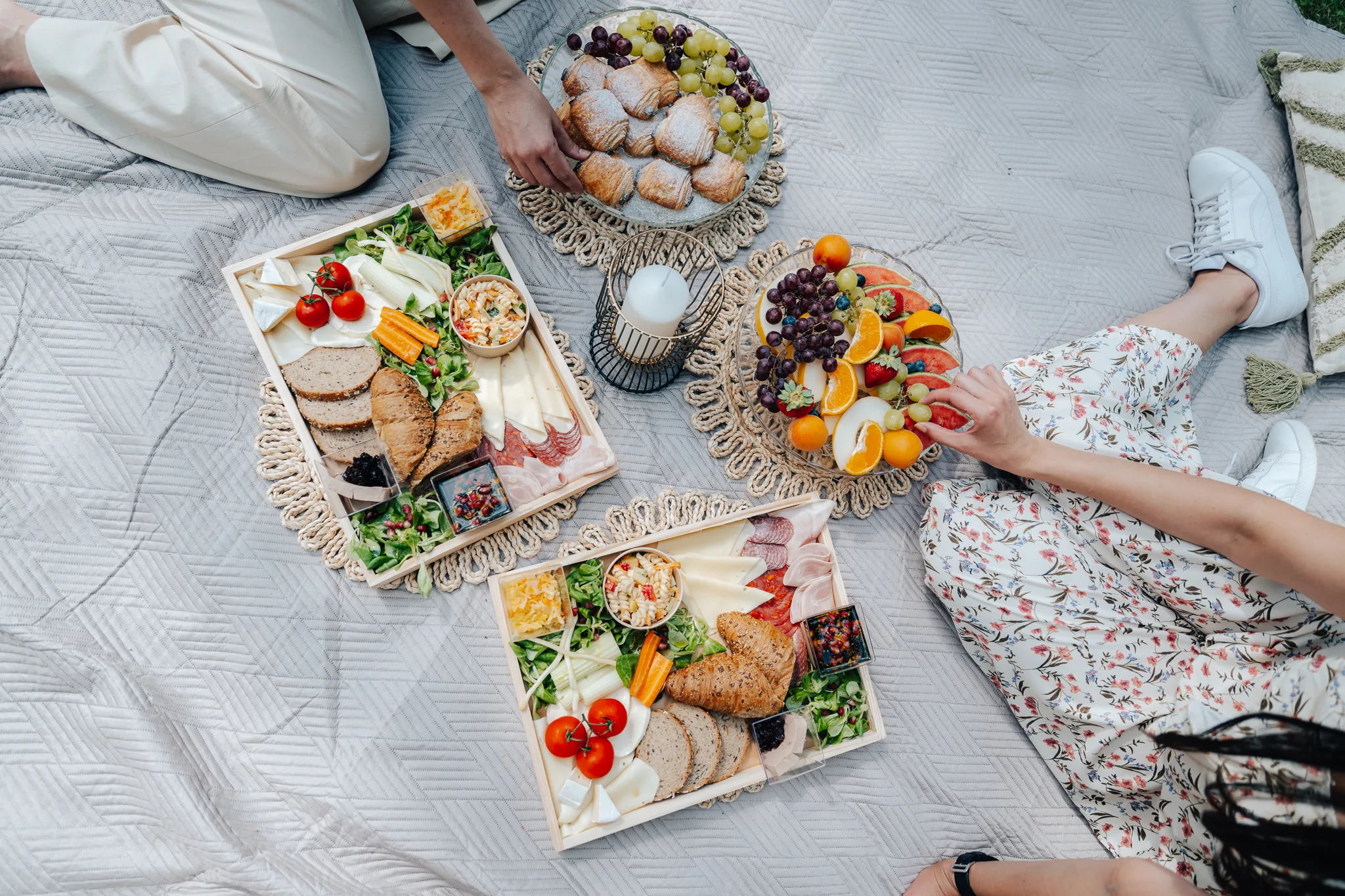 Wedding picnic with alpacas in the castle park
