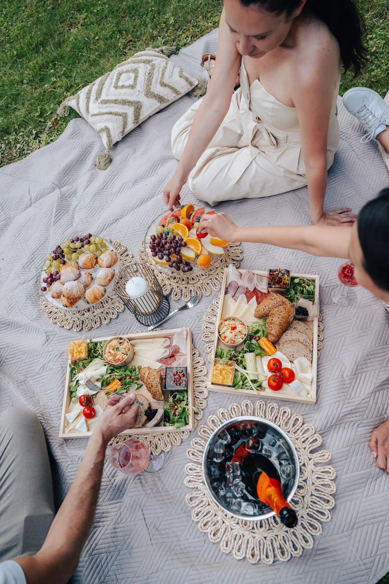 Wedding picnic with alpacas in the castle park