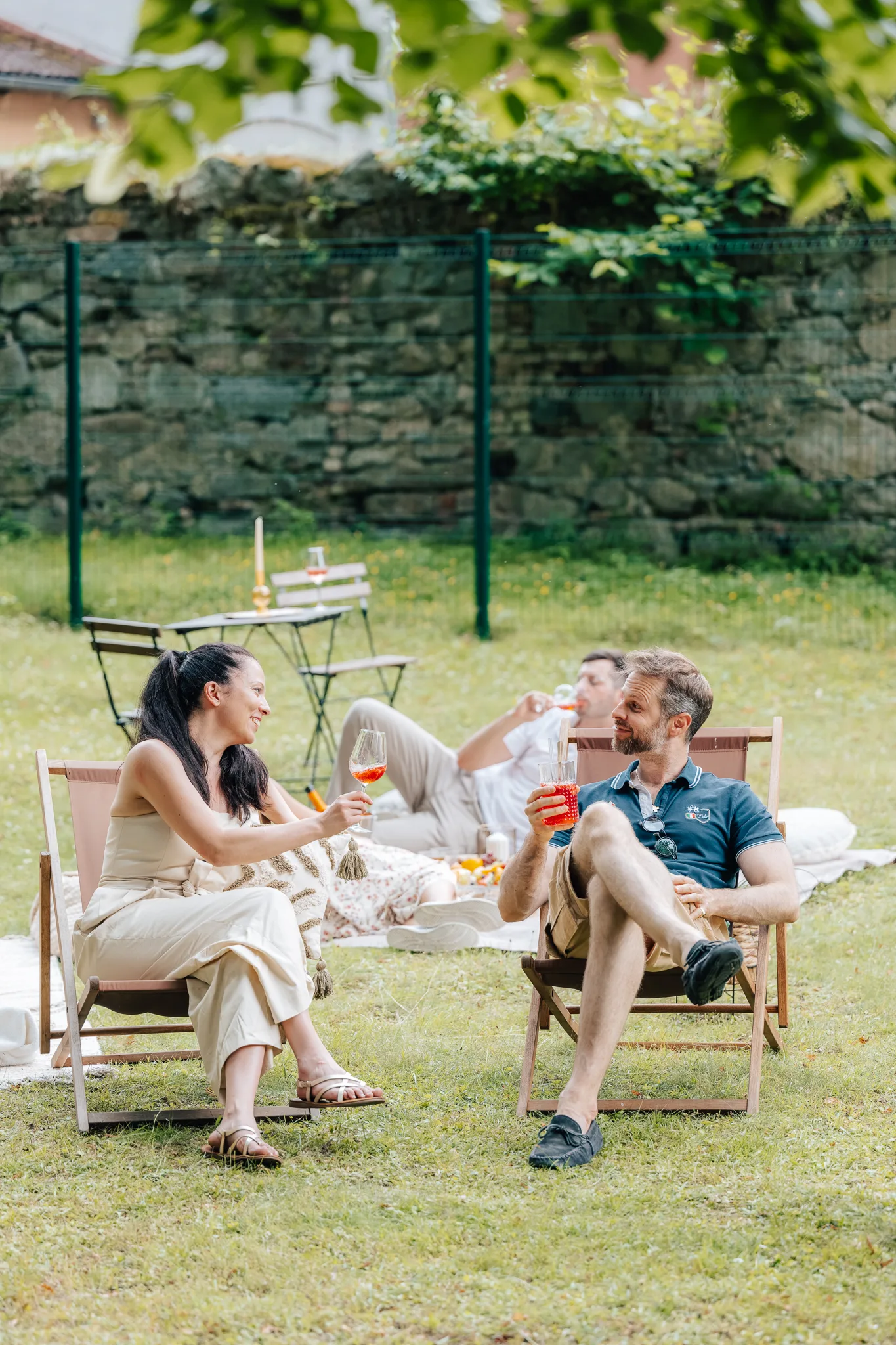 Wedding picnic with alpacas in the castle park