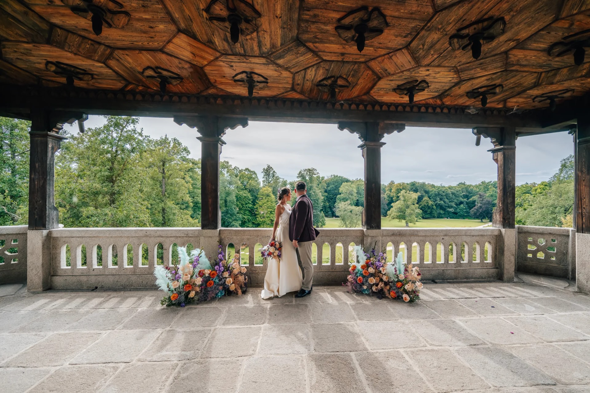 Wedding photography on the Rejt Palace loggia